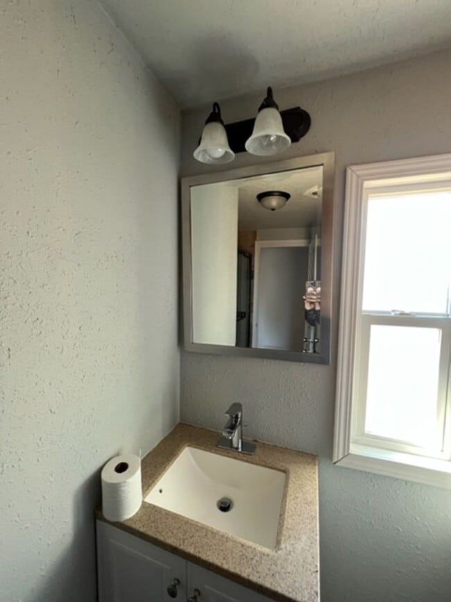 Building Photo - Large 3 Bedroom 2 Bath with Fenced Yard