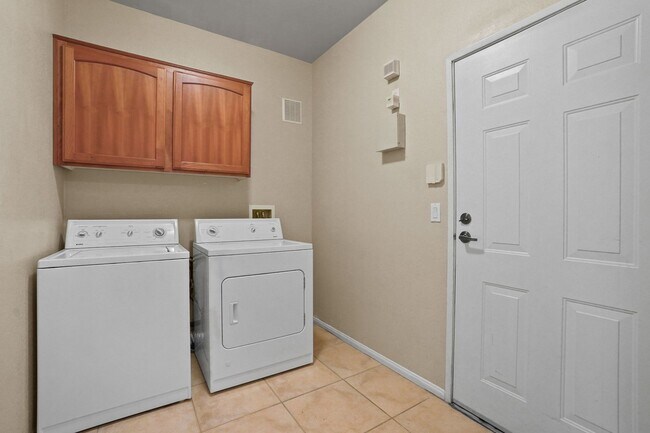 Building Photo - 2 Primary Bedrooms in a Gated Northwest Co...