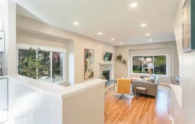 Building Photo - 549 University Ave