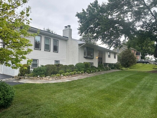 Building Photo - 805 Golden Arrow St