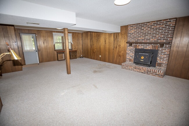 Building Photo - 131 Cresent Dr