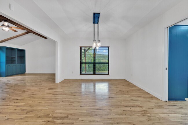 Building Photo - Charming 3/2 in Scenic Helotes, TX