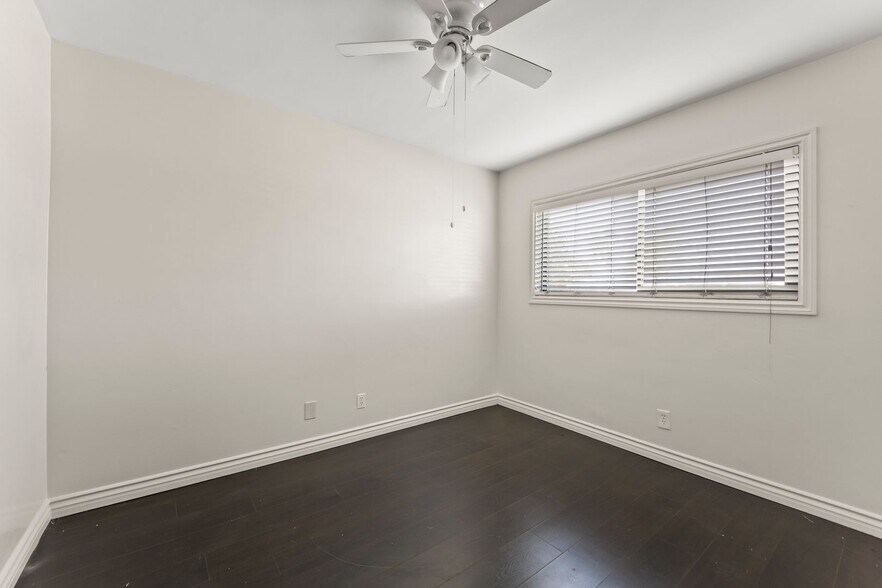 Building Photo - 4104 E 7th St