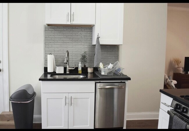 Building Photo - 3819 N Greenview Ave