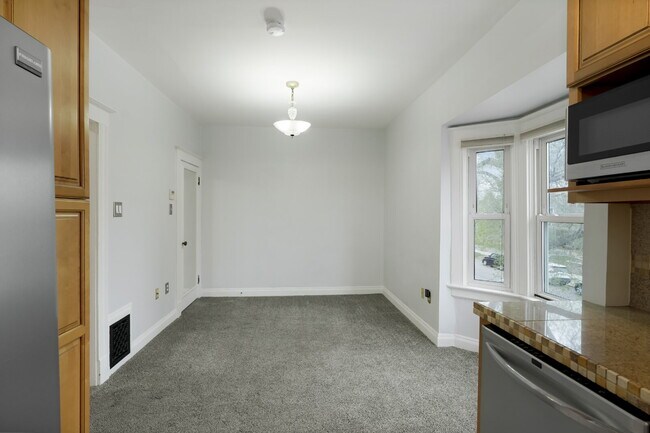 Building Photo - Starter Two Bedroom in Great Neighborhood