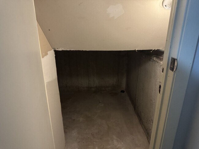 Building Photo - 15214 Woodlawn Ave