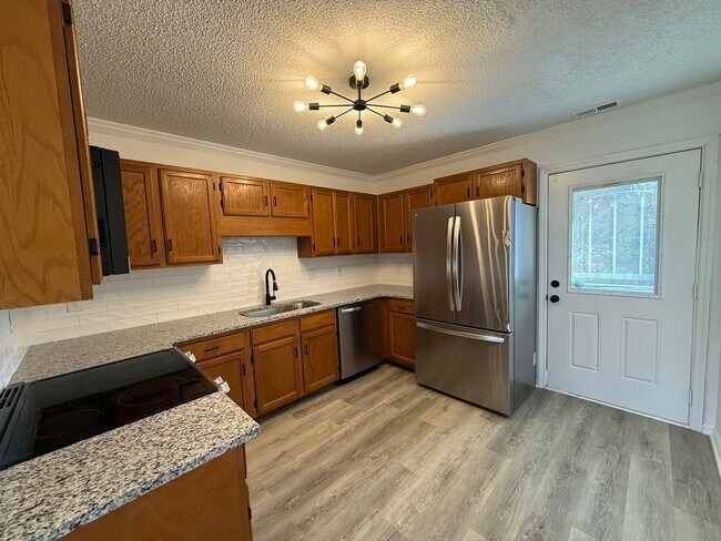 Building Photo - Newly Renovated Townhome 2 Bedroom - 2.5 Bathrooms