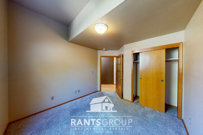 Building Photo - Lovingly cared for 3-bedroom, 1.75-bath ra...