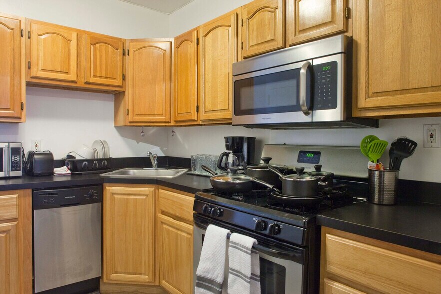 Building Photo - 305 E 104th St