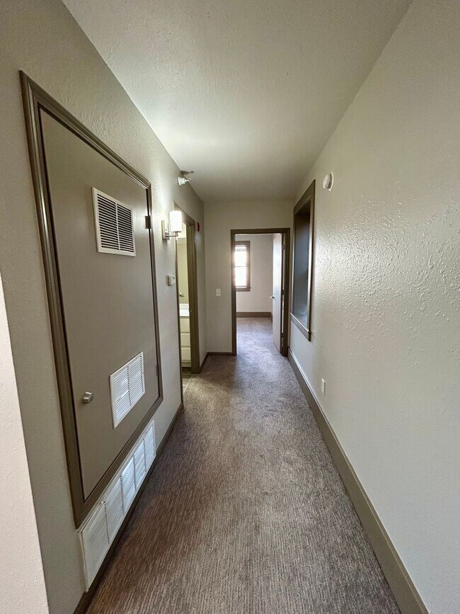 Building Photo - Downtown living at its finest. Limited tim...