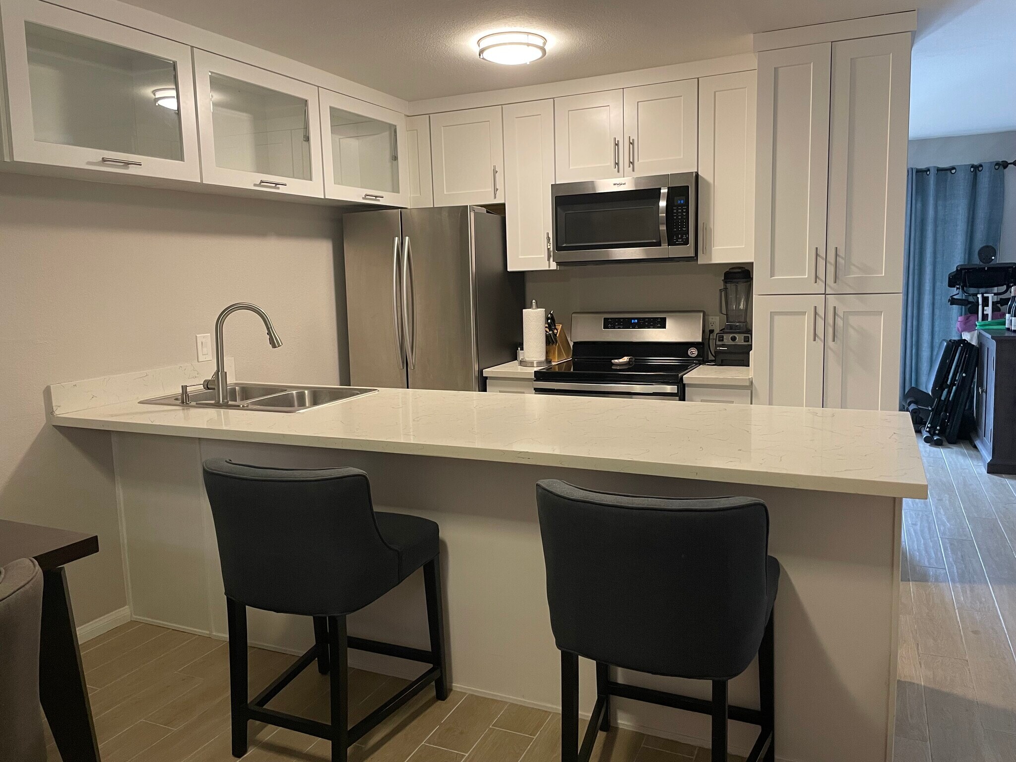 kitchen with extra large counter - 5051 La Jolla Blvd