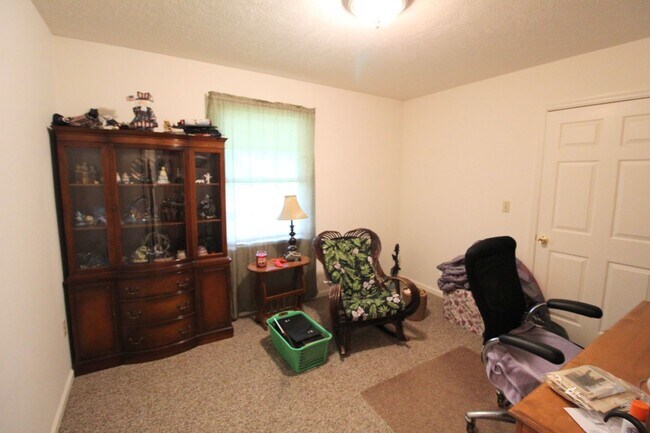 Building Photo - Charming Split-Level Home in Peaceful Coun...