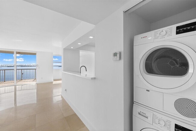 Building Photo - 1420 Brickell Bay Dr