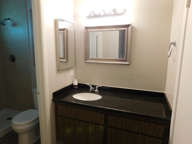 Building Photo - Spacious 2 bedroom- no neighbors under you !!