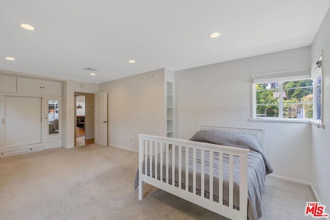 Building Photo - 5705 Sunnyslope Ave