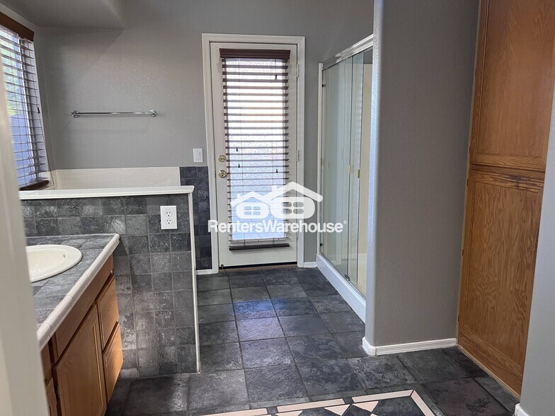 Building Photo - 9842 W Tonopah Dr