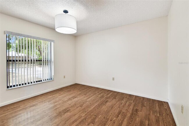 Building Photo - 1102 Shadowbrook Dr N