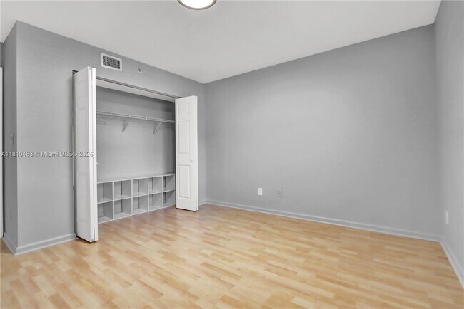 Building Photo - 609 E Sheridan St