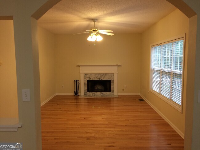 Building Photo - 135 Woodbriar