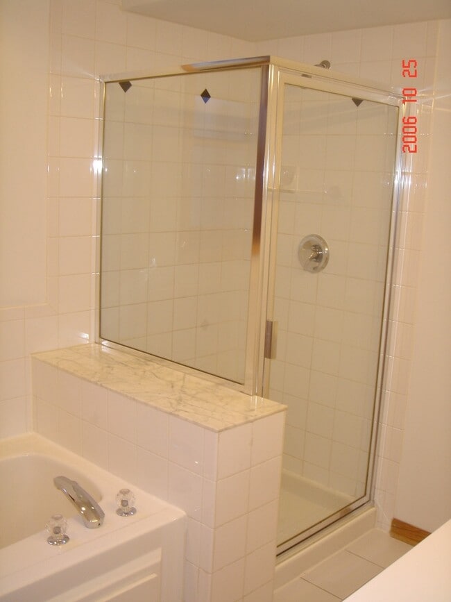 Building Photo - Large 3 bed/ 2 bath garden unit Available July 1