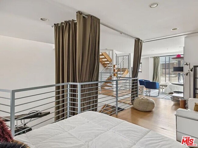 Building Photo - 815 Hampton Dr