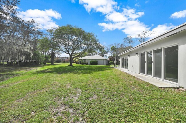 Building Photo - 820 E Cypress Ln