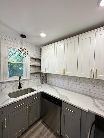 Building Photo - 3370 Parkview Ave