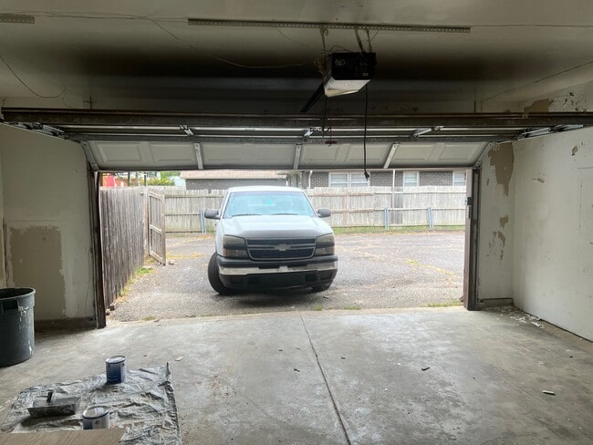 Building Photo - 634 N Caddy Ln