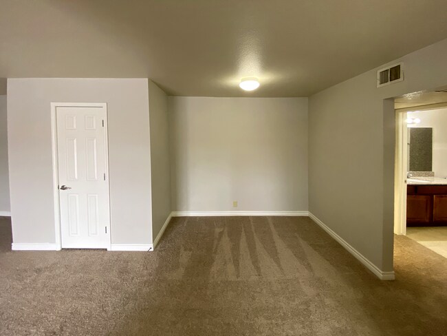 Building Photo - 1 Bedroom condo in guard gated community w...