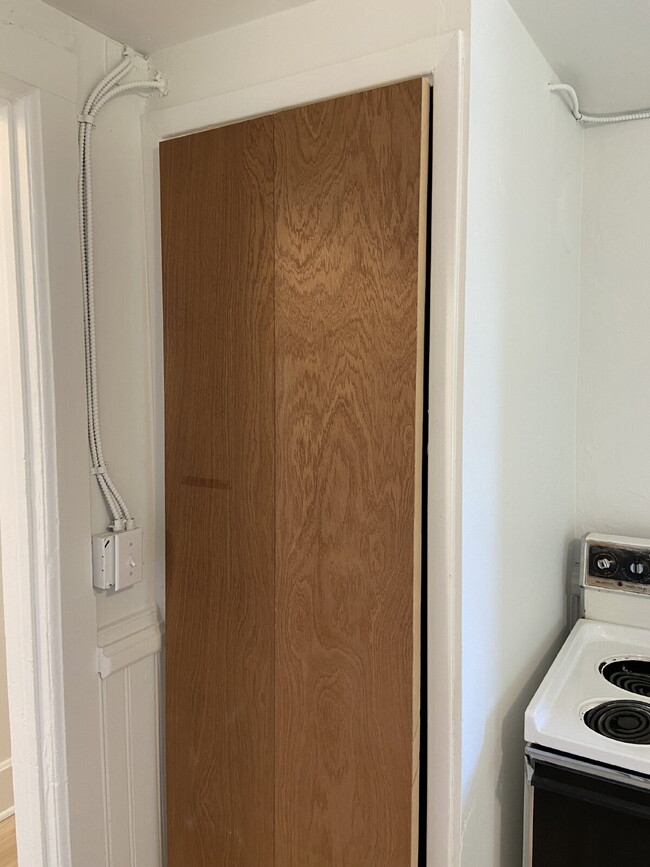 Building Photo - Spacious 3 bed 1 bath, bright & cheery apa...