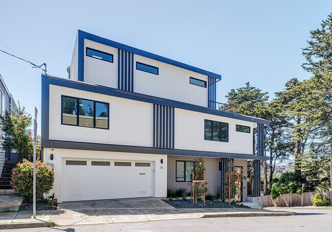 Building Photo - 35 Hiliritas Ave