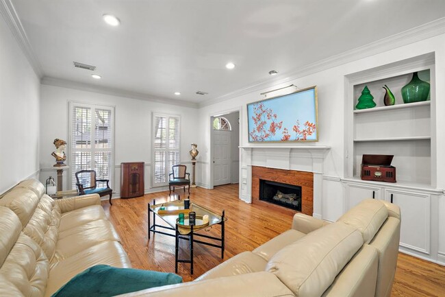 Building Photo - 5136 Chevy Chase Dr