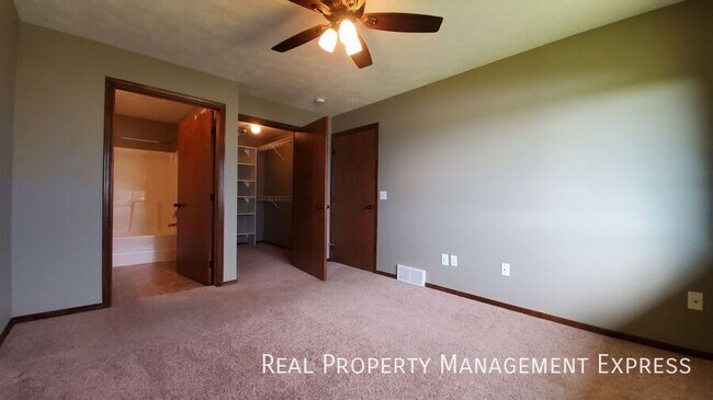 Building Photo - 2 Bed 2 Bath Townhouse with a View in West...