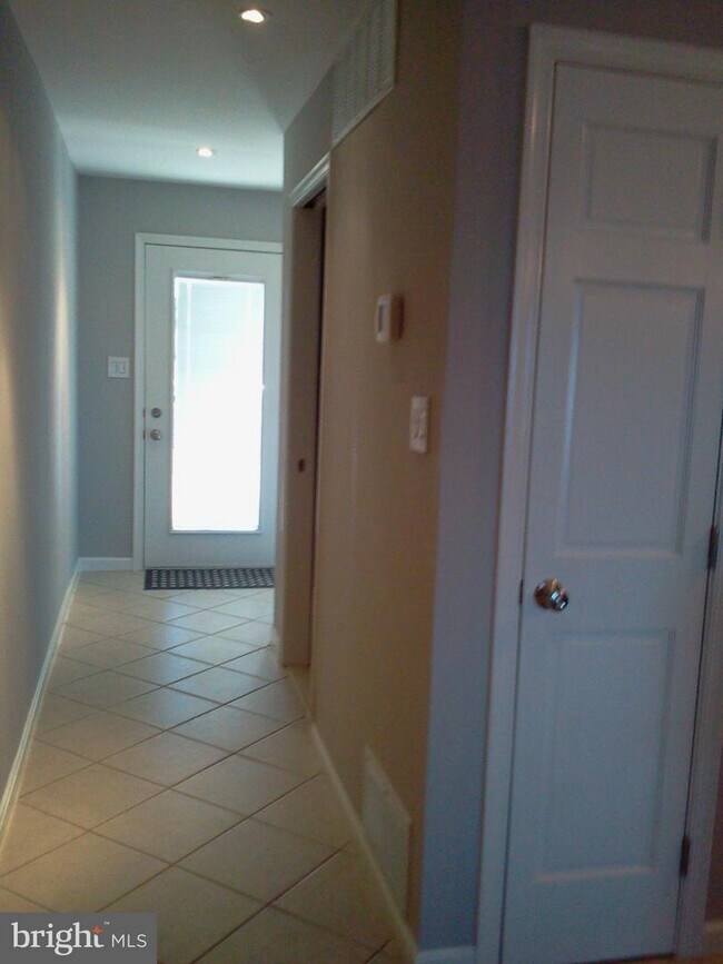 Building Photo - 10G Queen Elizabeth Ct