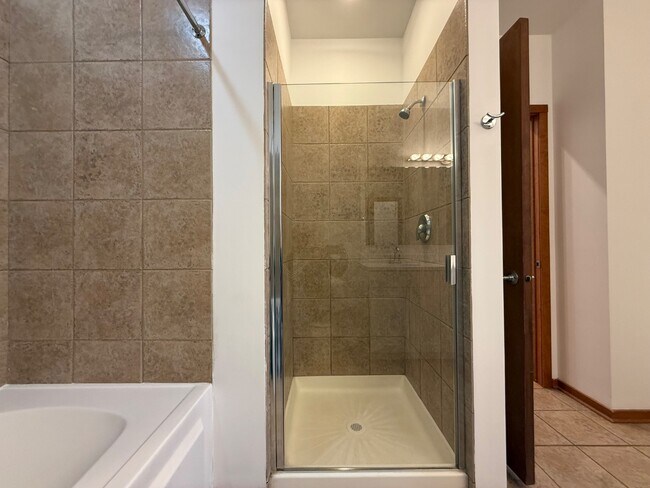 Building Photo - Gorgeous 1 Bedroom +Lofted Den Apartment in Avondale - Laundry In Unit!