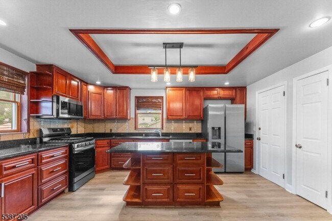 Building Photo - 14 Brookwood Dr