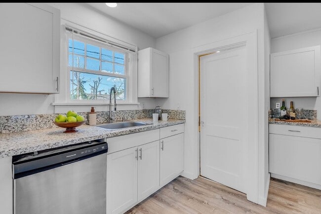 Building Photo - 2 bedroom, 1 bath house now available in North Portland! Piedmont Neighborhood!