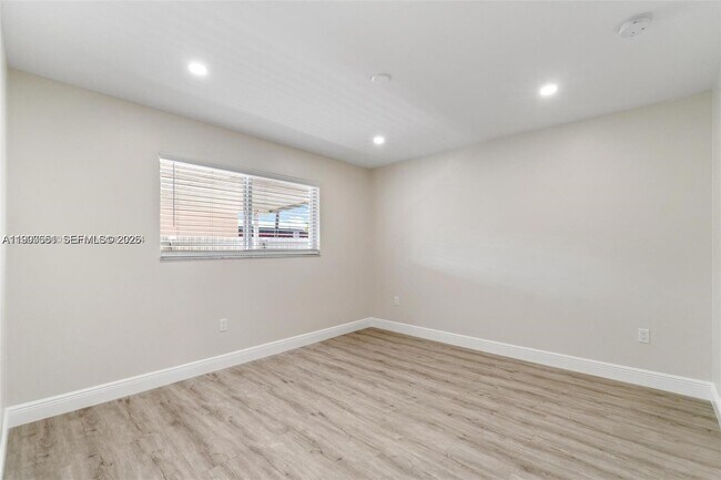 Building Photo - 330 W 74th Pl