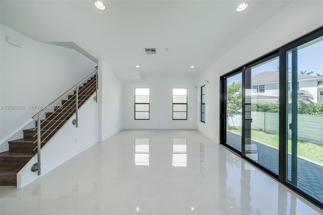 Building Photo - 1427 SW 23rd St