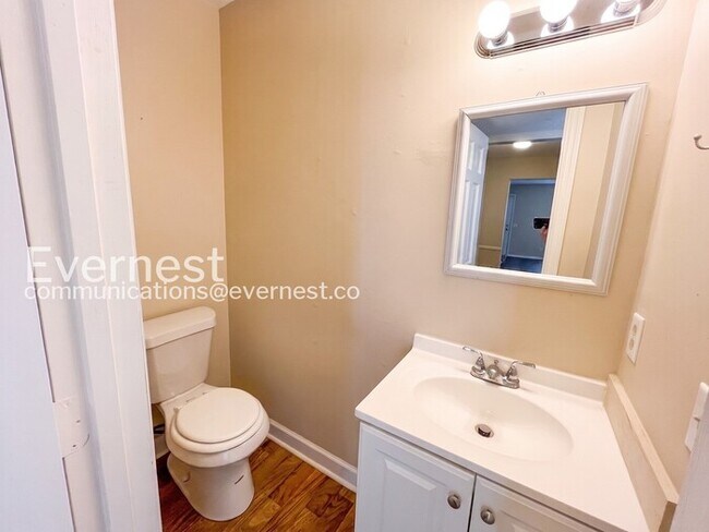 Building Photo - 2 Bed/1.5 Bath Townhome with Off-Street Parking / Pet-Friendly / Coming Soon!