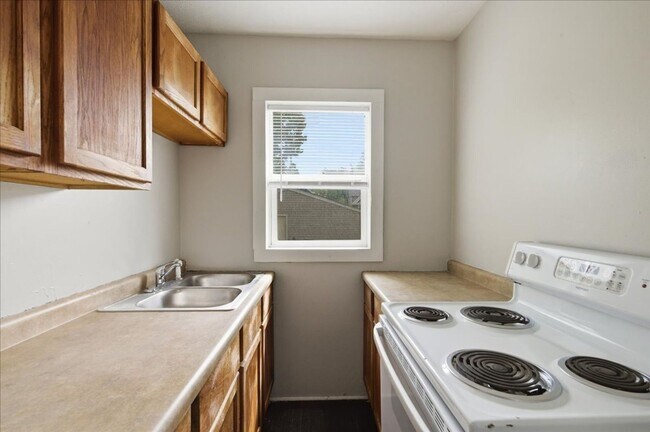 Building Photo - 37-37 S Sherman Dr