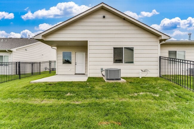 Building Photo - Edgewater 4 Bedroom Maxine Floor Plan (45t...