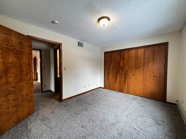 Building Photo - $1,300 | 2 Bedroom, 1 Bathroom Condo | Pet...