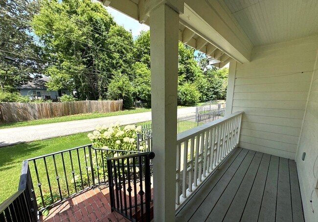 Building Photo - Gorgeous 3 Bedroom Cottage Style Home