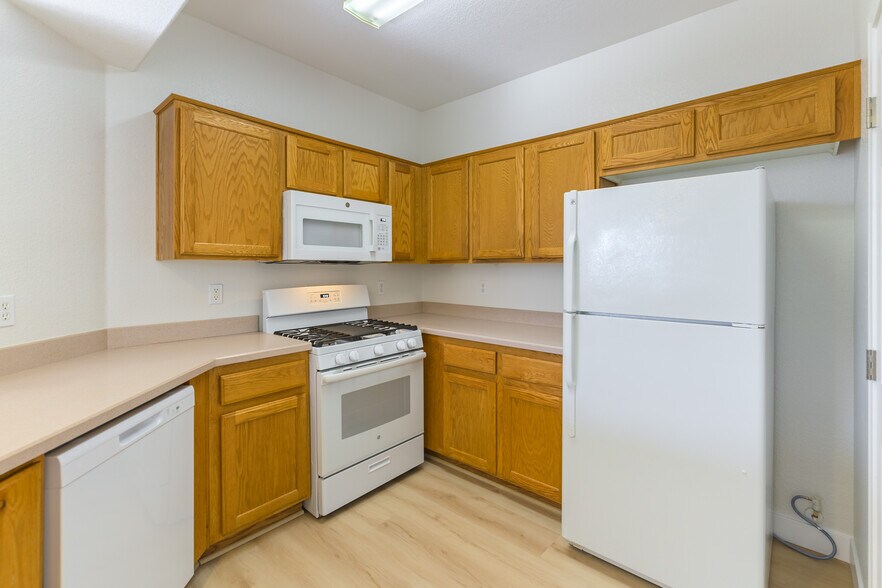 Building Photo - 5855 Valley Dr