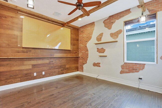 Building Photo - 1132 NW Demedici Rd