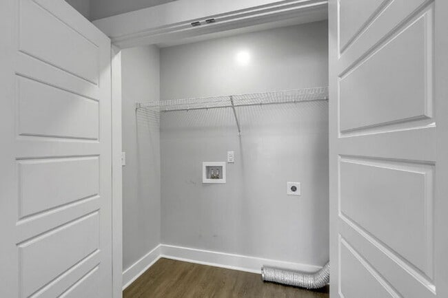 Building Photo - Charming 3-Bed, 2.5-Bath Townhouse Gem in ...