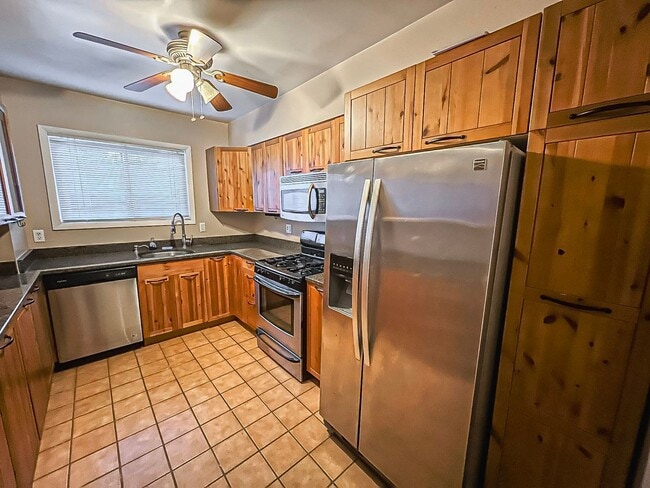 Building Photo - Gorgeous 3 Bedroom 2 Bathroom Unit With Su...