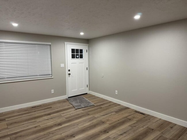 Building Photo - 1154 E 5th St