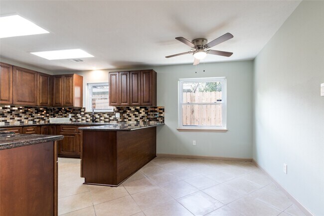 Building Photo - 5402 Sheraton Oaks Dr